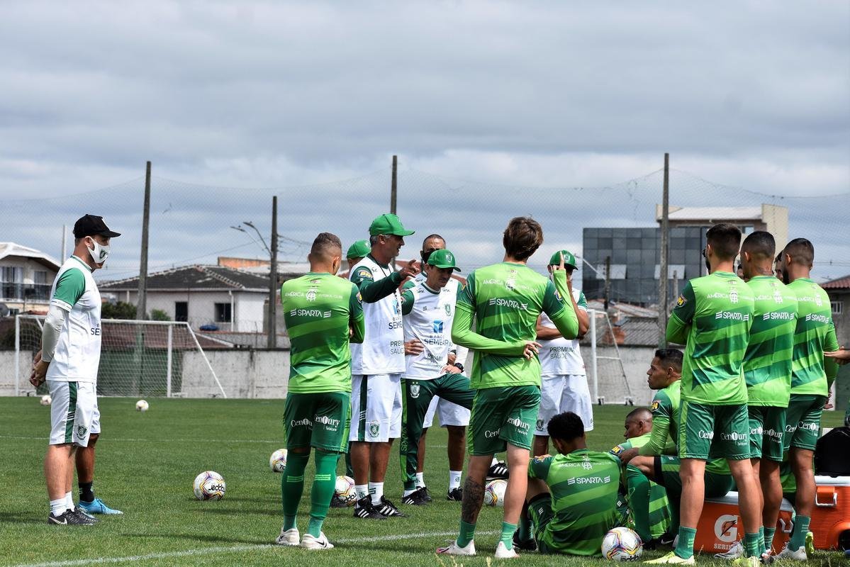 O Amrica treinou na manh desta sexta-feira (20) em Curitiba-PR, no CT do Coritiba, visando o confronto contra o Operrio-PR. A partida, vlida pela 22 rodada da Srie B do Campeonato Brasileiro, ser disputada neste sbado (21), s 16h30, no Estdio Germano Krger, em Ponta Grossa-PR.