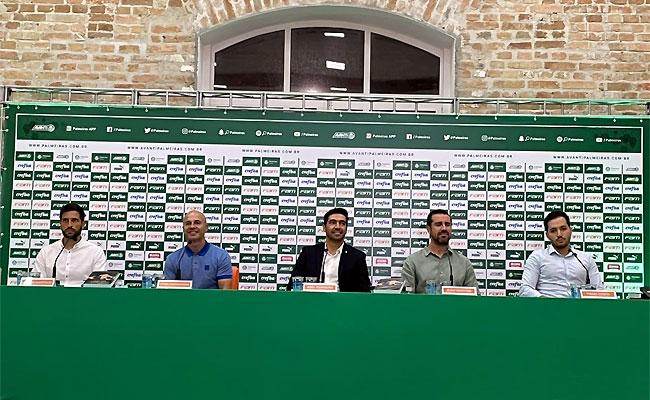 Abel Ferreira esteve ao lado de sua comisso tcnica no lanamento do livro 