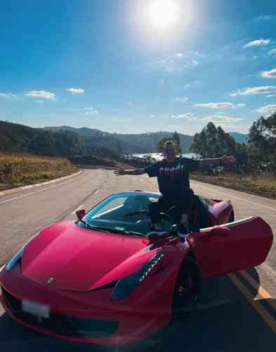 Bernard posta foto com Ferrari 458 Spider, lançada em 2012 e com preço médio de mais de R$ 1,4 milhões 
