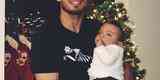 Atrasado? David Silva postou foto com o filho em frente  rvore de Natal