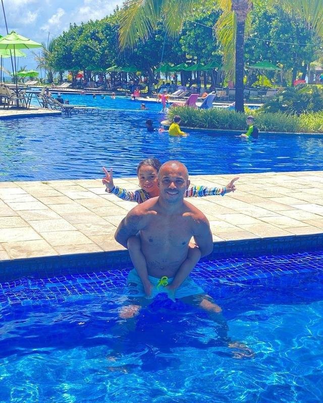 Lateral-direito Mariano com a famlia em Porto de Galinhas