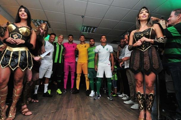 Coleo de uniformes do Amrica da temporada 2019. Clube adotou marca prpria, a Sparta. Por isso, desfile na loja do clube, no shopping Boulevard, em BH, foi ao estilo espartano