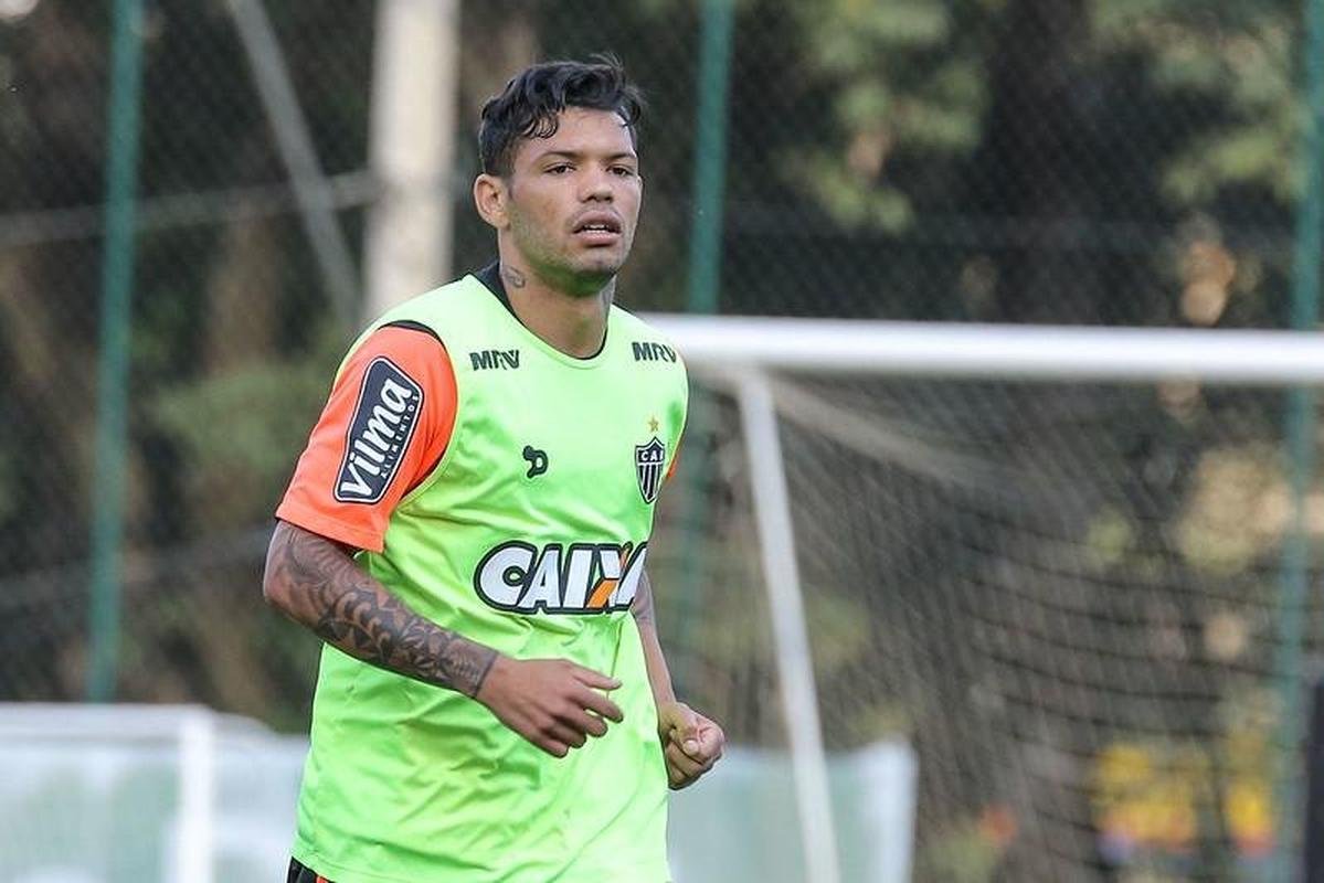 Revelado pelo Atltico em 2013, Carlos permaneceu no clube at 2018, quando foi para o Rio Ave, de Portugal