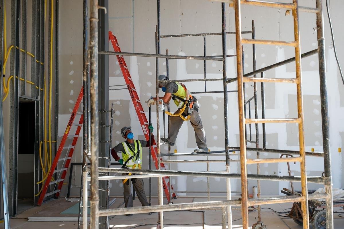 Ideia  mostrar a realidade das obras de construo do estdio do Galo
