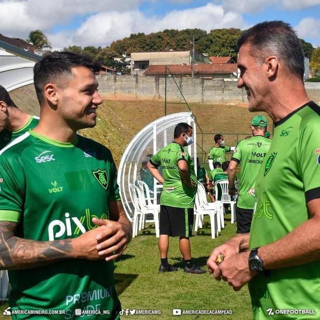 Fotos da chegada do atacante argentino Mauro Zrate a Belo Horizonte e do primeiro treinamento do jogador pelo Amrica, no CT Lanna Drumond