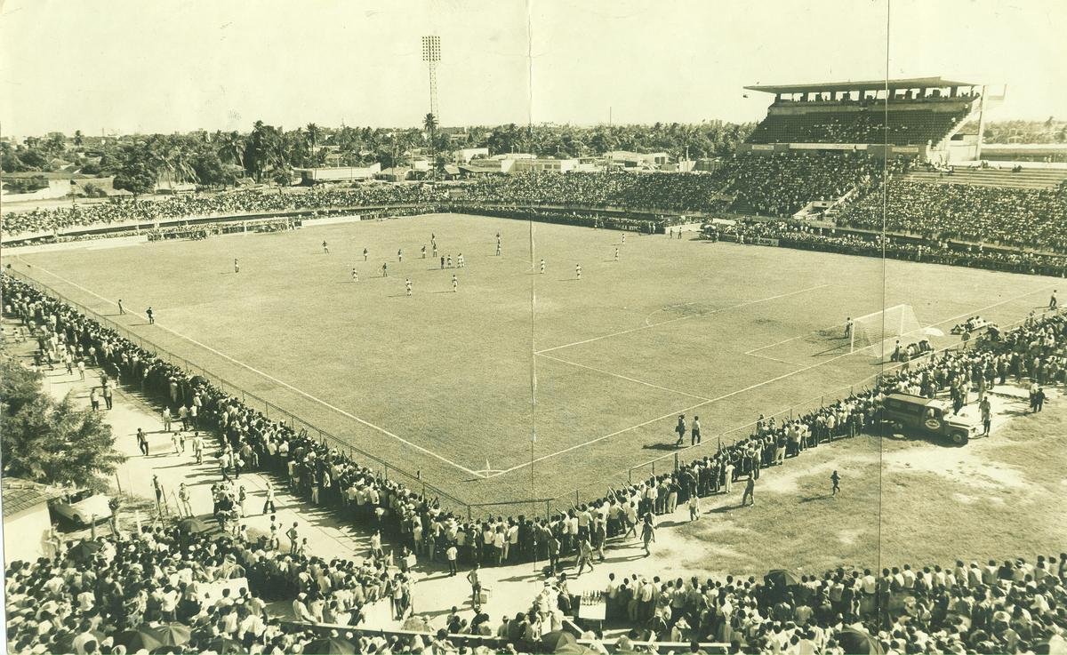 De 1965 a 1970, o estádio passou a receber as primeiras arquibancadas. Desde a estrutura de madeira até a alvenaria, com apoio da doação sobretudo de torcedores do clube. Na foto, o Arruda lotado em dia de clássico, já com a construção das arquibancadas bastante avançada.