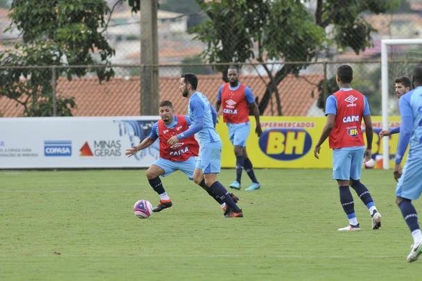 Mano Menezes montou Cruzeiro que deve encarar o Villa Nova no sbado e promoveu trs mudanas em relao ao ltimo jogo: Murilo entrou na vaga de Leo, Egdio no lugar de Marcelo Hermes e Robinho deu lugar a Ariel Cabral