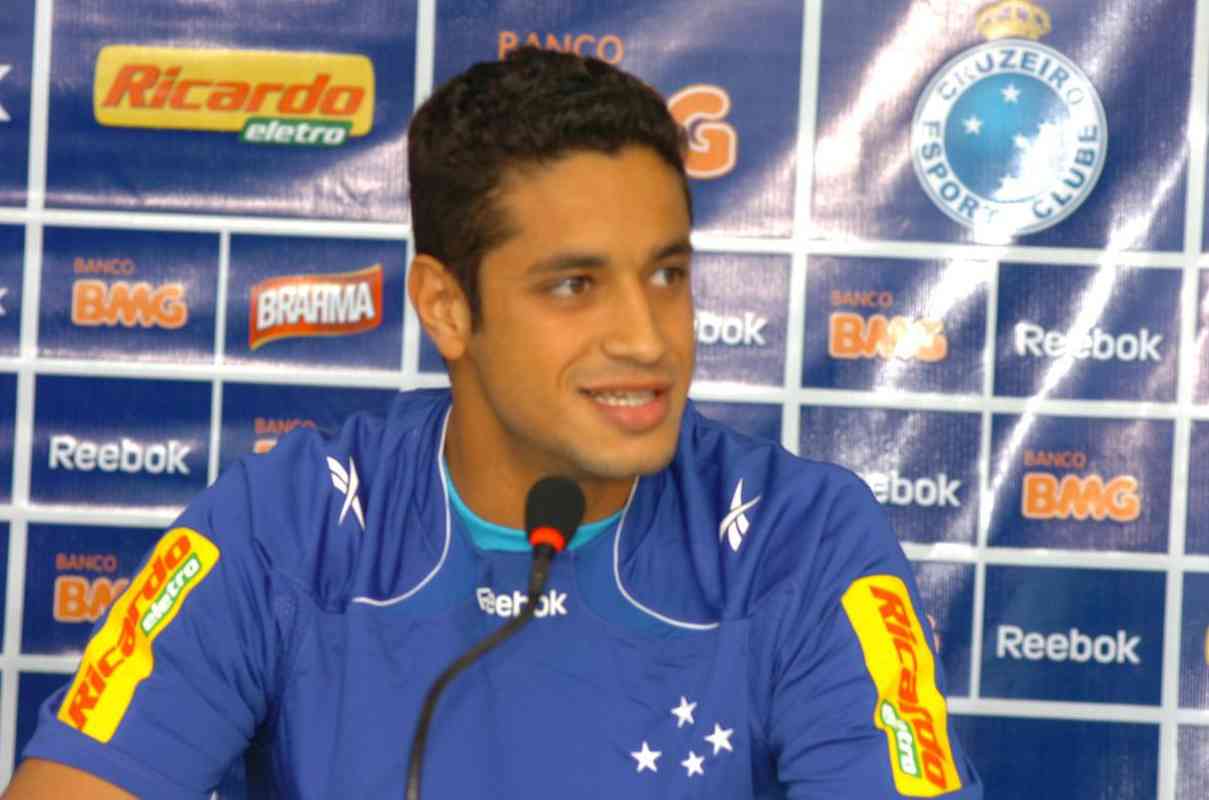 Leo foi apresentado pelo Cruzeiro no dia 20 de agosto de 2010. O zagueiro chegou  Toca da Raposa aps passagem pelo Palmeiras