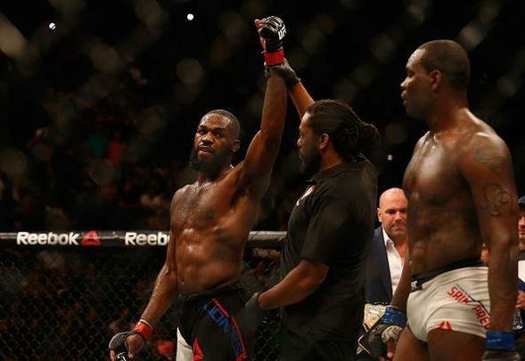 Jon Jones volta ao octógono do UFC e conquista cinturão interino