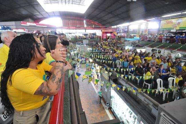 No Mercado Central, em BH, torcedores assistem ao jogo do Brasil contra a Sua pelo Grupo G da Copa do Mundo, no Catar
