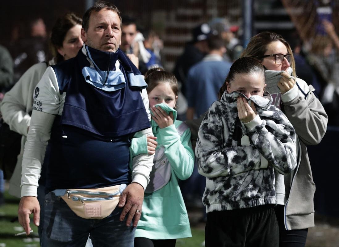 Polcia usou gs lacrimognio para tentar conter a confuso, fazendo com que jogadores fossem direto para o vestirio e muitos torcedores invadissem o gramado