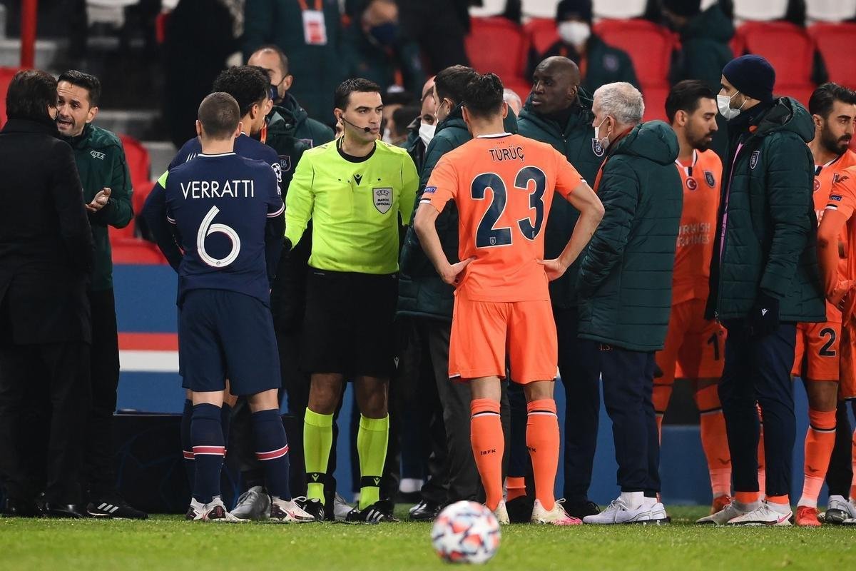 Jogadores de PSG e Basaksehir abandonam jogo aps acusao de ofensa racista 