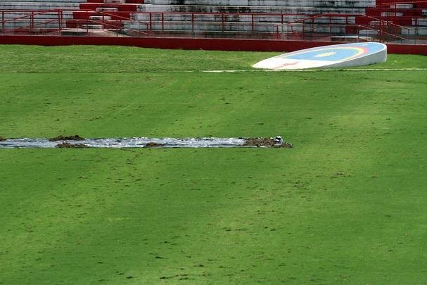 Funcionários do clube trabalham para recuperar o gramado após as fortes chuvas que caíram no Recife