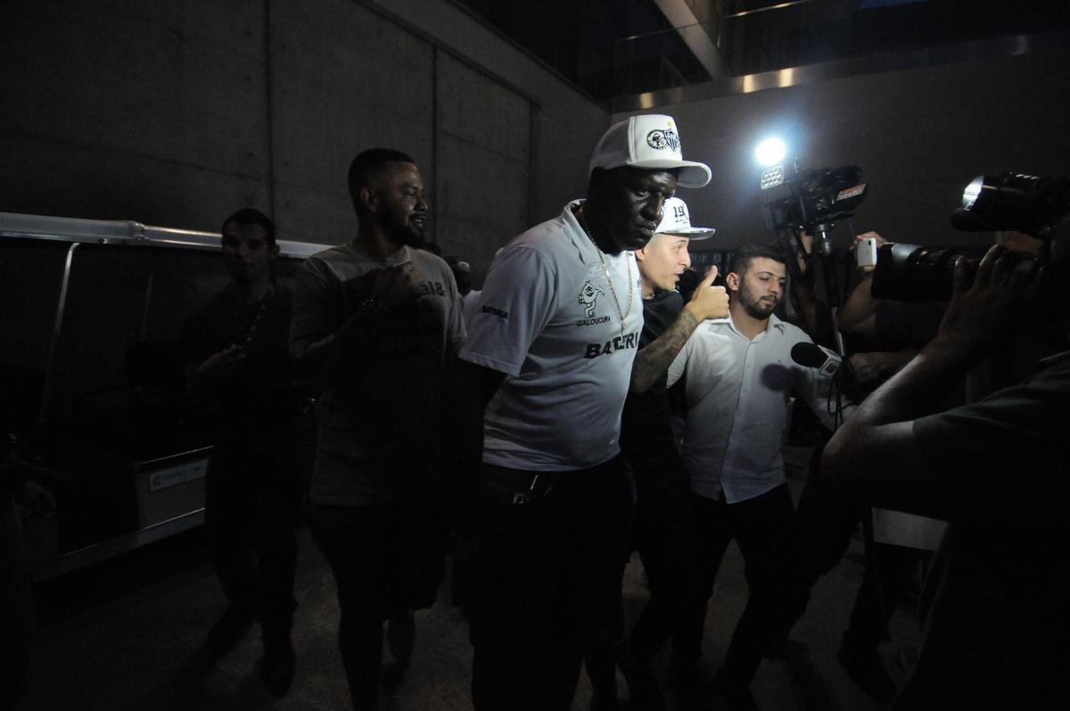 Arana foi recepcionado por torcedores do Atltico no Aeroporto de Confins