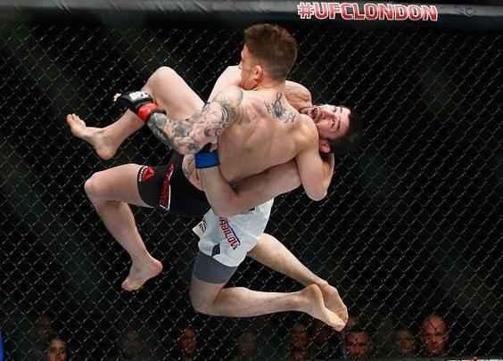 Rustam Khabilov (luva azul) venceu Norman Parke por decisão unânime