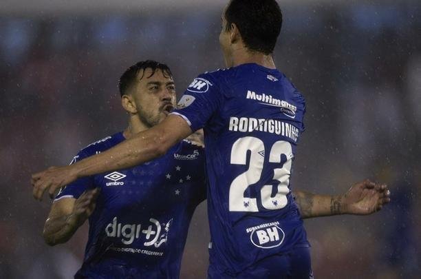 Lance do duelo entre Huracán e Cruzeiro, em Buenos Aires, pelo Grupo B da Copa Libertadores