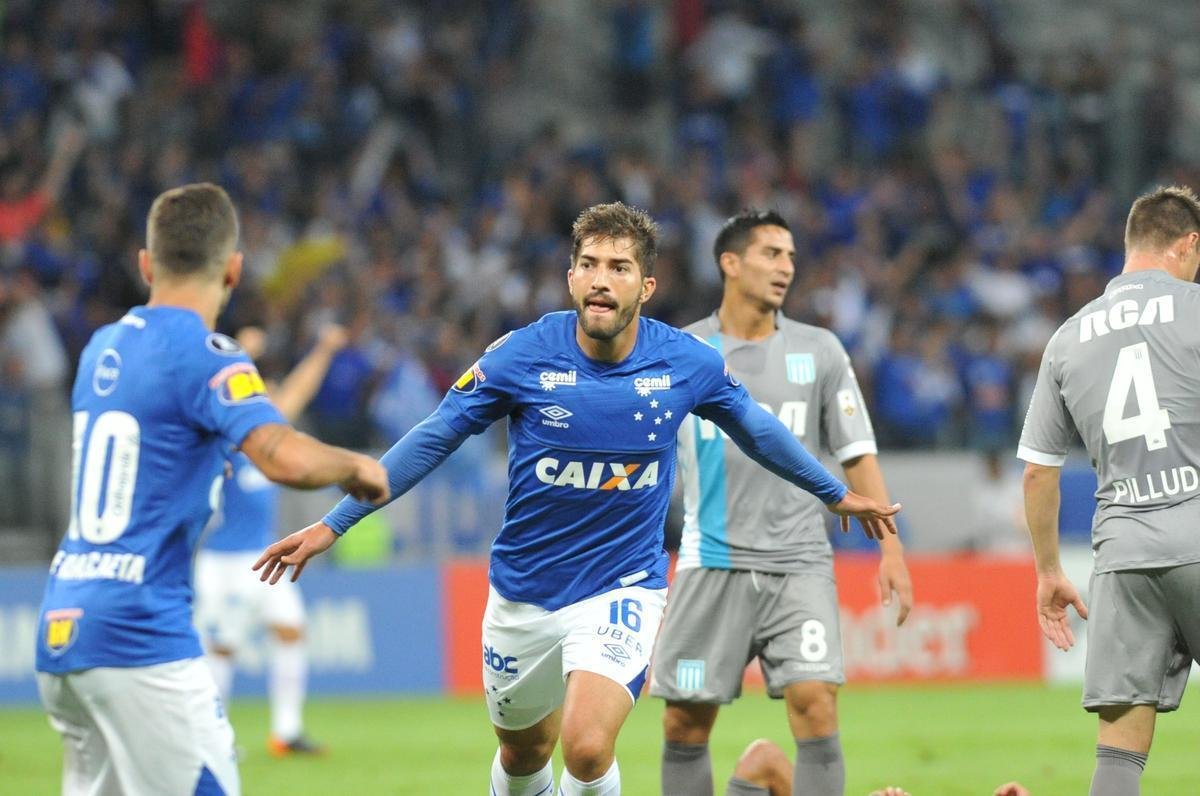 Aos dez minutos, Lucas Silva fez jogada individual e marcou o 2 gol do Cruzeiro em chute de fora da rea