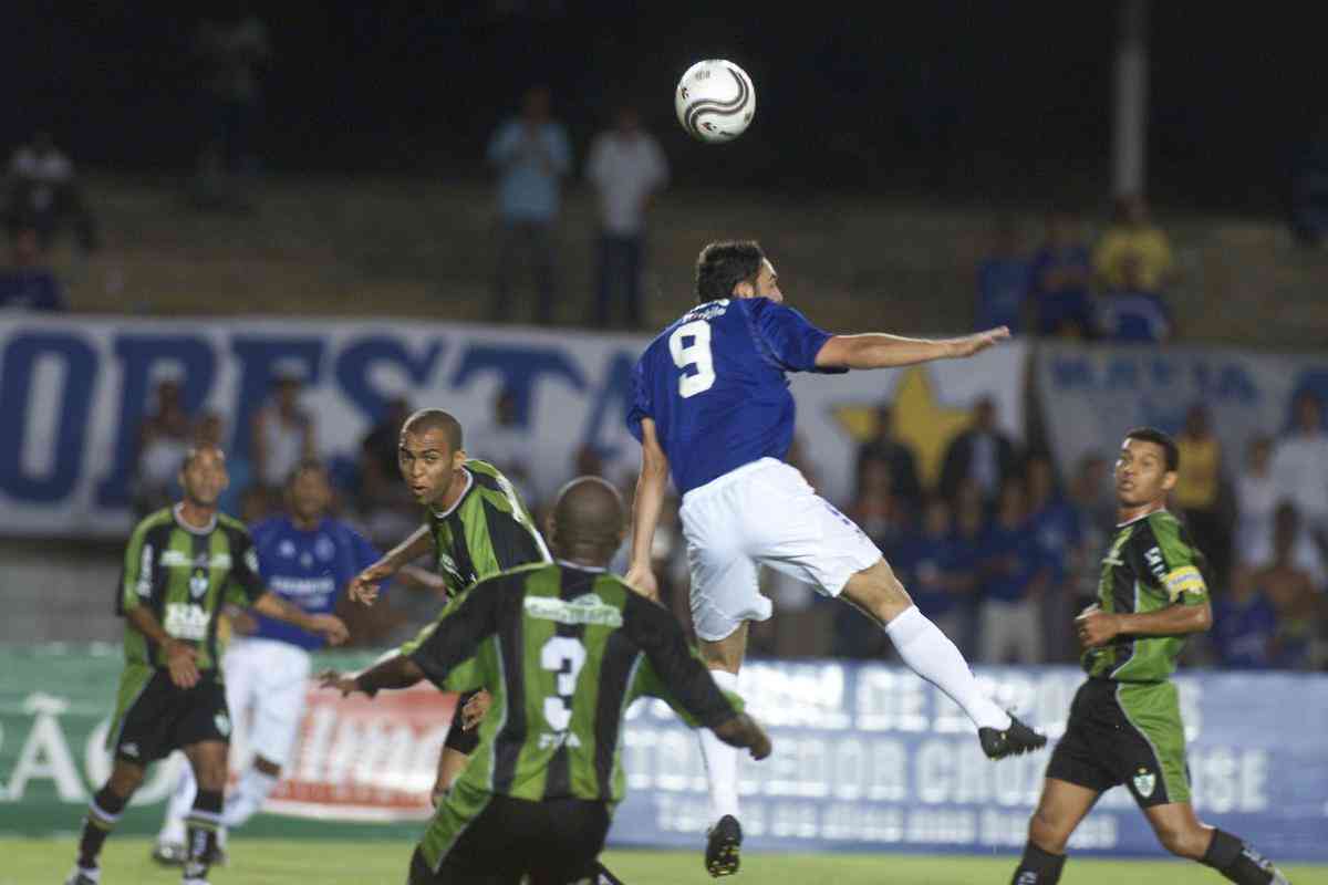 Na primeira partida da semifinal do Campeonato Mineiro de 2004, o Amrica foi superado pelo Cruzeiro por 2 a 1, no Mineiro, em Belo Horizonte. O gol do Coelho no confronto foi marcado por Leandro Euzbio.