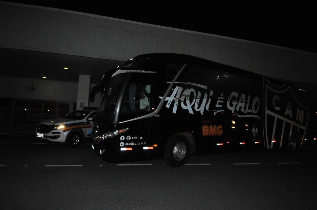 Jogadores do Atltico desembarcaram nesta quinta-feira, em Confins, na Grande Belo Horizonte, aps eliminao vexatria para Afogados-PE na Copa do Brasil. Demitidos, tcnico Rafael Dudamel, diretor de futebol Rui Costa e gerente de futebol Marques estavam junto com a delegao, mas no concederam entrevista.