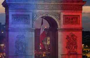 Quando a noite chegou, Paris ficou ainda mais linda: Torre Eiffel foi iluminada com as cores da bandeira francesa e Arco do Triunfo recebeu projees com rostos dos campees