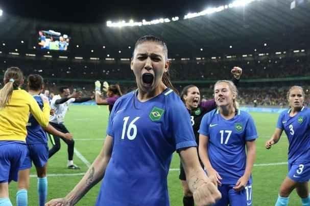 Imagens emocionantes das cobranas de pnaltis no Mineiro e da classificao do Brasil s semifinais do torneio feminino de futebol dos Jogos Olmpicos. Goleira Brbara pegou pnalti e deu vitria  Seleo por 7 a 6 sobre a Austrlia. Com 52 mil pagantes, estdio foi  loucura.