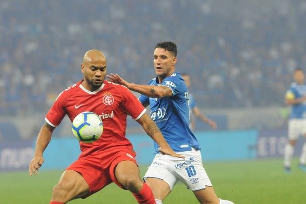 Fotos do primeiro tempo do duelo entre Cruzeiro e Internacional, no Mineiro, pela semifinal da Copa do Brasil