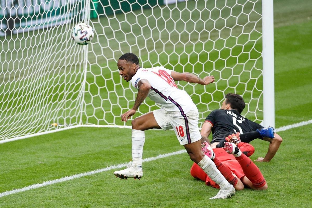 Fotos do gol de Sterling, da Inglaterra, sobre a Alemanha, em Wembley. Ingleses venceram por 2 a 0 e avanaram s quartas de final da Eurocopa
