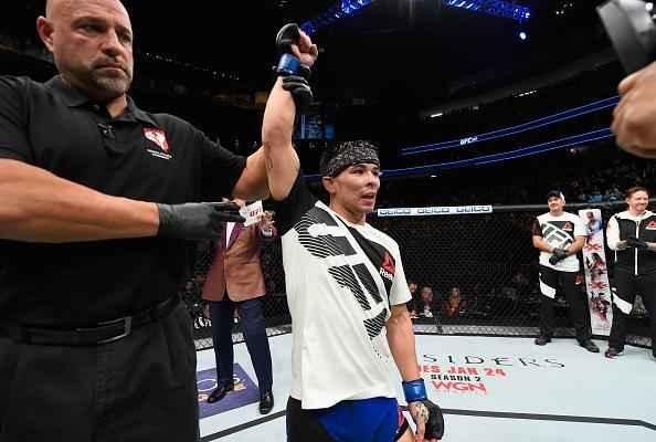 Ray Borg (luvas azuis) venceu Louis Smolka por deciso unnime (30-27, 30-26 e 30-26)