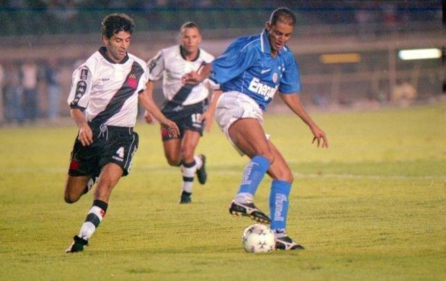 1998 - Copa Libertadores - Cruzeiro foi eliminado nas oitavas de final ao ser derrotado pelo Vasco. Imagem da partida no Mineirão