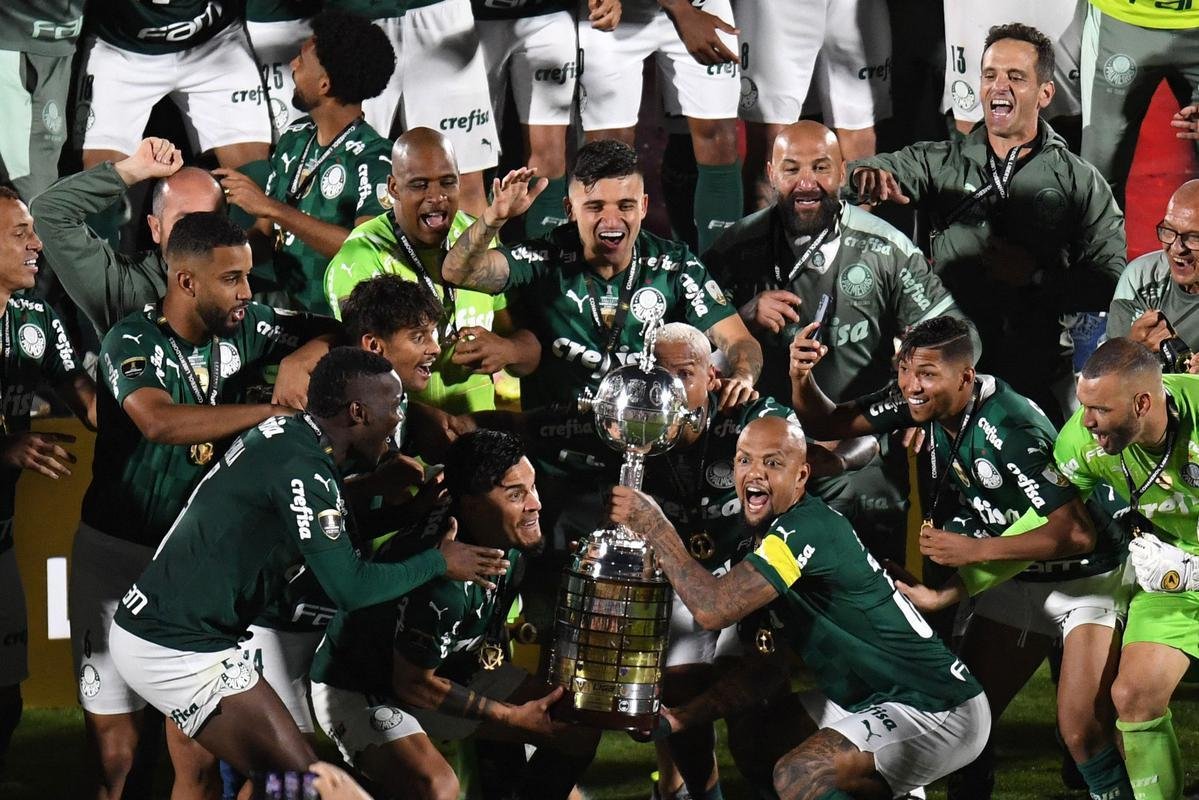 Fotos: festa dos jogadores do Palmeiras com a taa da Libertadores