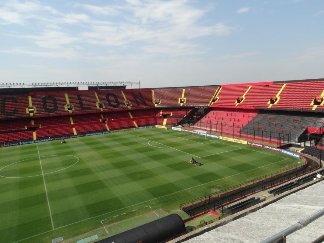 Construdo em 1946, o Cemitrio de Elefantes foi onde o Coln venceu o Santos de Pel, a Seleo Argentina, o Pearol, ento campeo mundial, e os poderosos River Plate e Boca Juniors