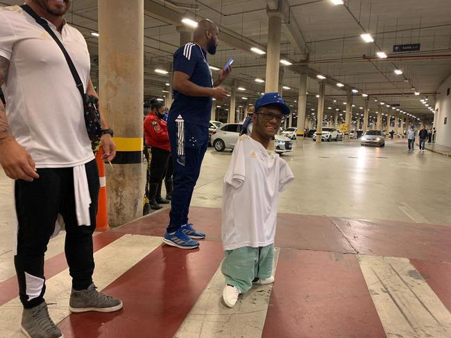 Medalhista paralmpico da natao, o cruzeirense Gabriel Arajo marca presena aqui no Mineiro