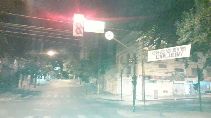Faixas de apoio ao Cruzeiro so estendidas em Belo Horizonte antes da partida contra o FLuminense