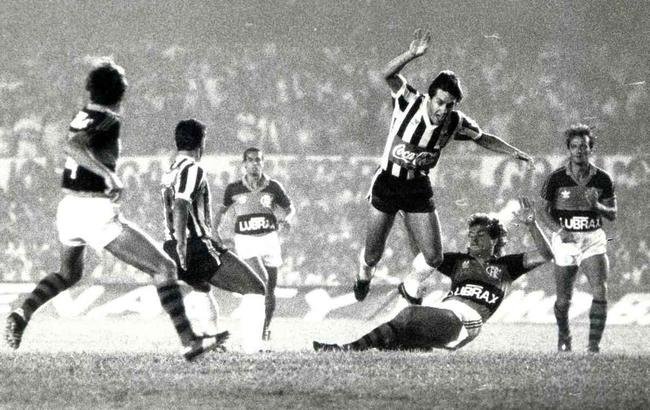 No Brasileiro de 1987, o Atltico fez a melhor campanha nas duas fases e tinha a vantagem do empate na semifinal. No primeiro jogo, vitria do Flamengo no Maracan, por 1 a 0, gol de Bebeto. No jogo da volta, no Mineiro, triunfo do Rubro-Negro por 3 a 2. Zico, Bebeto e Renato Gacho marcaram para os cariocas, enquanto Chiquinho e Srgio Arajo fizeram pelo Galo. 