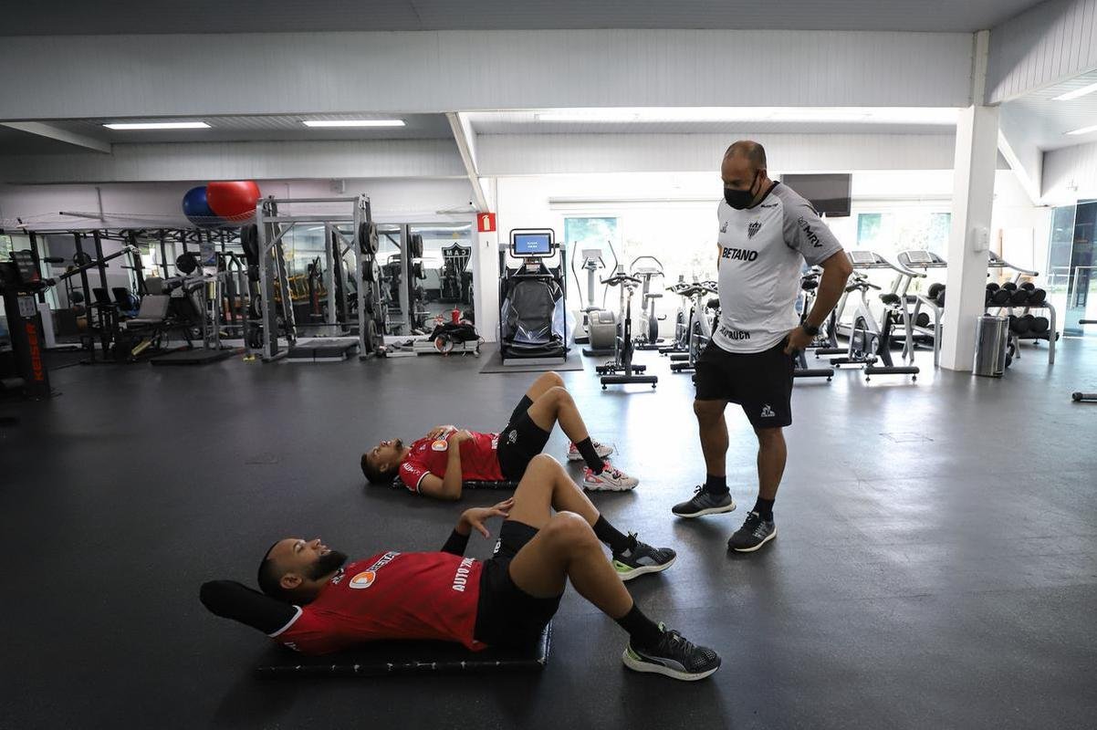 Nesta tera-feira (18), o Atltico realizou o segundo dia de trabalhos na pr-temporada 2022. Novamente com trabalhos fsicos, os atletas fizeram atividades na academia e tambm de corrida nos campos da Cidade do Galo, em Vespasiano. Ausncia, o atacante Jefferson Savarino busca solucionar burocracias para retornar da Venezuela e se juntar ao grupo alvinegro.