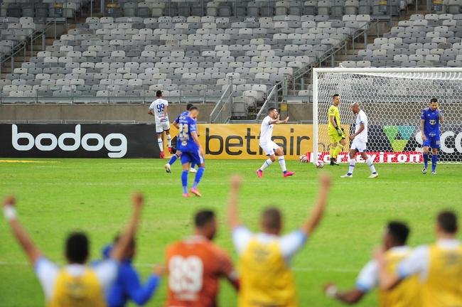 Com gols de Marcos Serrato e Renato (2), o Ava venceu o Cruzeiro por 3 a 0, neste sbado, no Mineiro, pela 12 rodada da Srie B