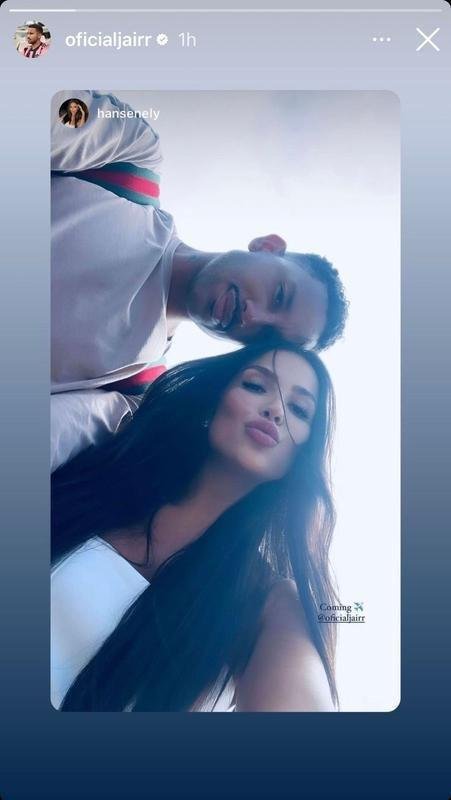 Jair aproveita frias ao lado da companheira.