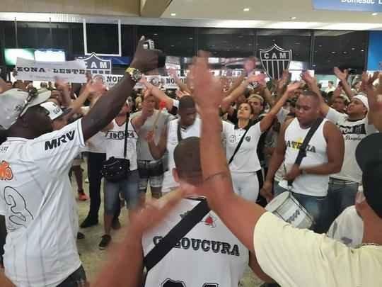 Torcedores do Atlético recebem jogadores com festa em Confins