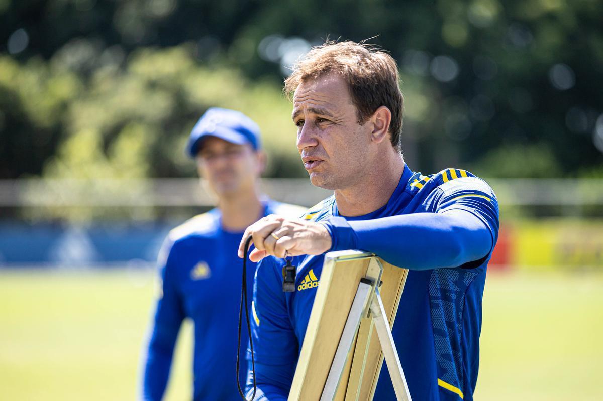 Cruzeiro estreou camisa de treino amarela durante atividade neste domingo (28/03). Uniforme da comissão técnica é na cor azul.