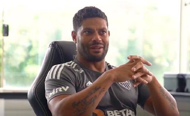 Hulk reassistiu os gols de falta que marcou pelo Atltico e elegeu o mais bonito da sua passagem pelo clube