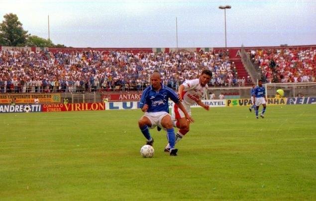Fbio Jnior: o artilheiro do Cruzeiro no Brasileiro de 1998, com 18 gols, foi negociado com a Roma, da Itlia, por US$ 15 milhes. Em janeiro de 1999, o dlar estava cotado em valor prximo ao real. Por isso, na moeda nacional a diferena foi pouca, com a Raposa recebendo R$ 18 milhes pela venda do atacante.