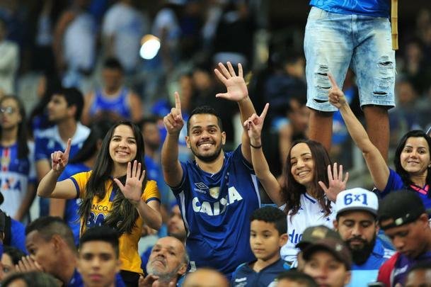 Lances do primeiro tempo de Cruzeiro x Athletico-PR, no Mineiro, pela 12 rodada do Brasileiro; time paranaense saiu na frente na etapa inicial com gol de pnalti do lateral Jonathan