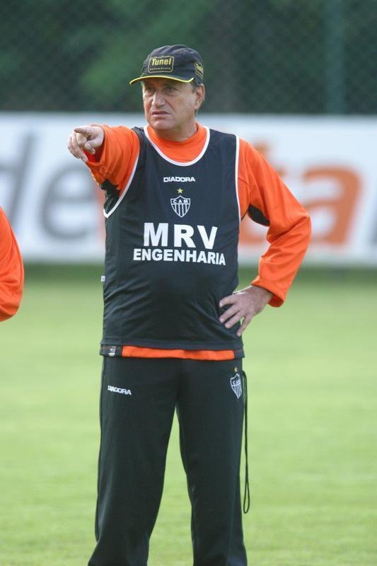 Lori Sandri - Lori Sandri foi contratado em 2005 para tentar salvar o Atltico do rebaixamento. O objetivo quase foi atingido e, mesmo com a queda  Srie B, o treinador foi mantido no clube. Em 2006, Lori tentou levar o time de volta  elite, mas a campanha irregular na Segunda Diviso o levou  demisso depois de um empate em casa com o Vila Nova-GO. Em 36 jogos, foram 16 vitrias, 12 empates e oito derrotas. Lori morreu em 2014, aos 65 anos, vtima de um tumor cerebral.