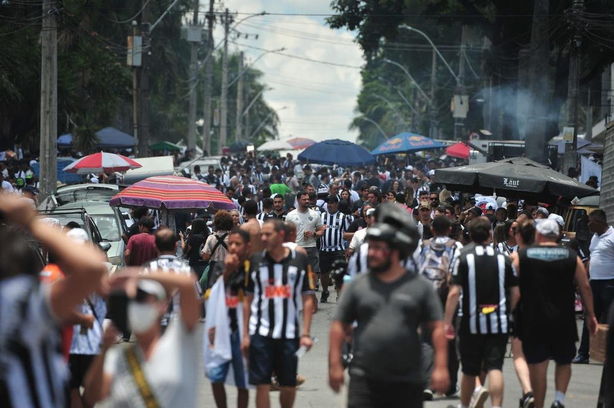 Torcida do Atltico chegou animada ao Mineiro para o jogo da taa, contra o RB Bragantino. Dia de festejar com o time o ttulo do Campeonato Brasileiro de 2021