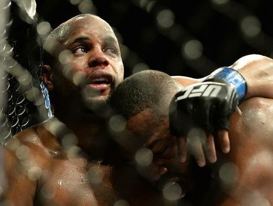 Jon Jones (bermuda vermelha) venceu Daniel Cormier por decisão unânime e manteve o cinturão