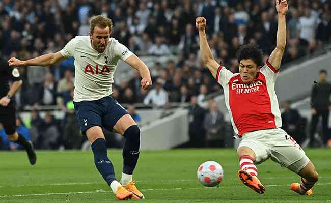 Kane marcou dois gols contra o Arsenal no clássico