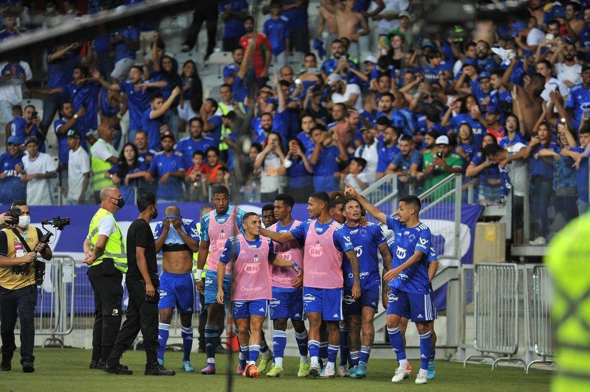 Edu marca gol da vit�ria do Cruzeiro sobre o Brusque, no Mineir�o, pela segunda rodada da S�rie B; veja as imagens da festa da torcida