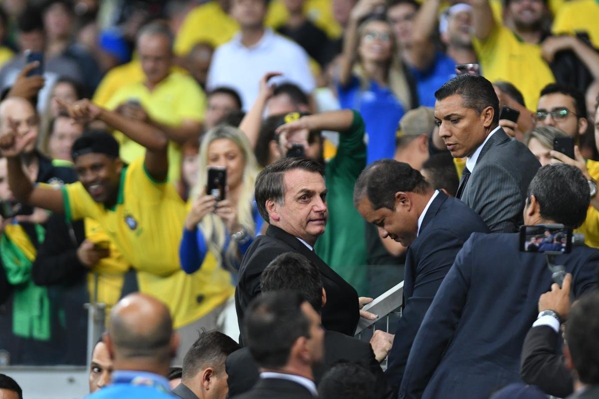 Durante o intervalo do jogo, Bolsonaro desceu ao gramado, foi vaiado e tambm recebeu aplausos