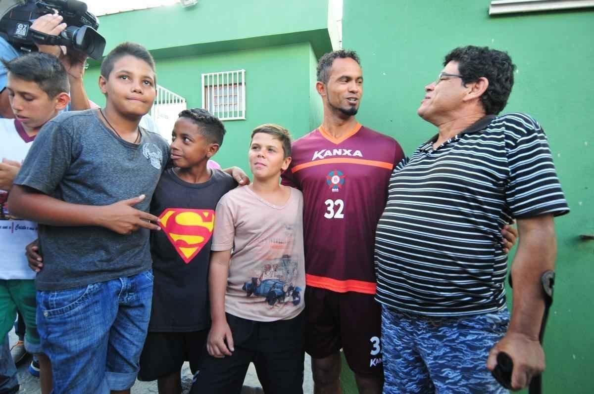 Torcedores do Boa Esporte foram na tarde desta tera-feira ao Estdio Municipal Rubro Negro para tirar selfies com o goleiro Bruno. Jogador realizou teste fsicos no local