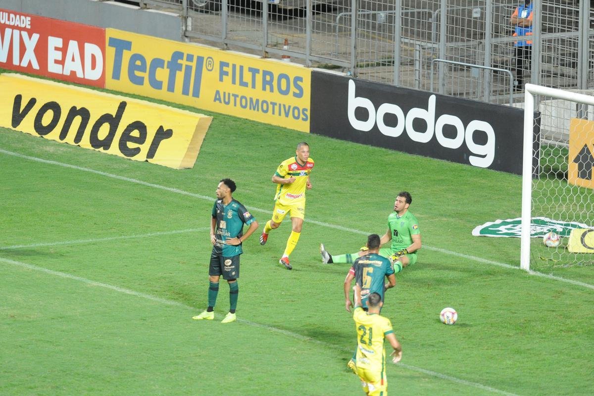Fotos do jogo entre Amrica e Sampaio Corra, no Independncia, em Belo Horizonte, pela 27 rodada da Srie B do Campeonato Brasileiro